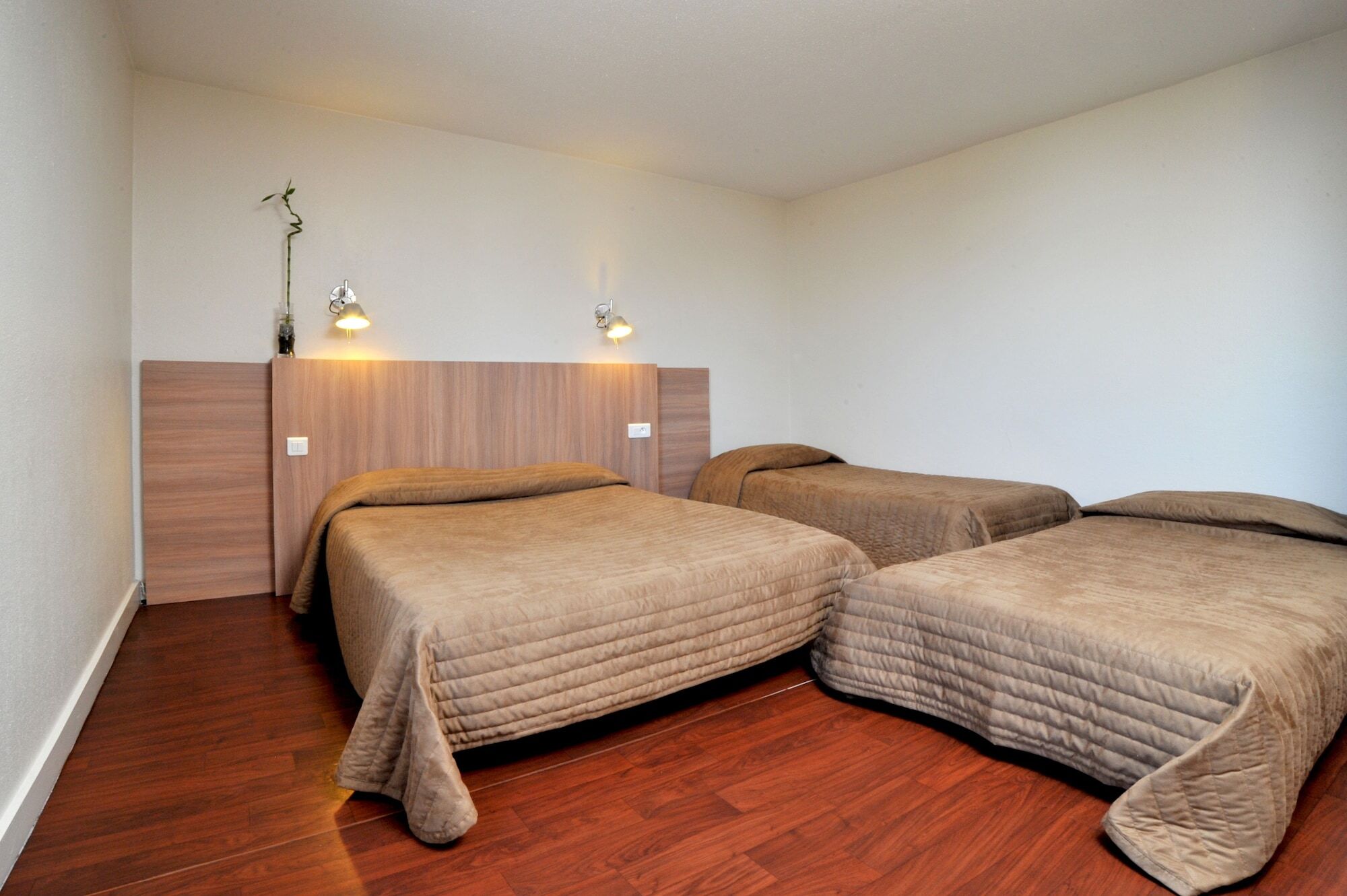 Kyriad Direct Agen Castelculier Exteriör bild