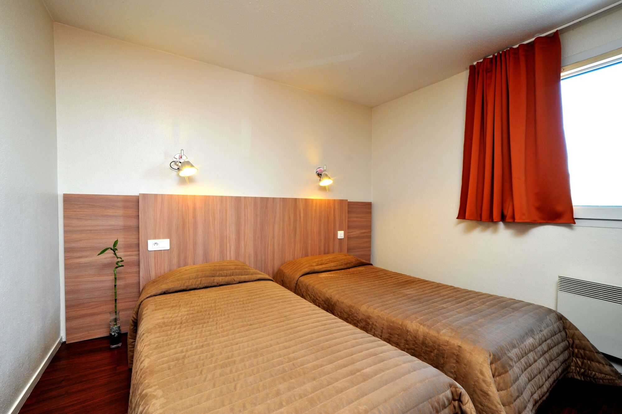 Kyriad Direct Agen Castelculier Exteriör bild